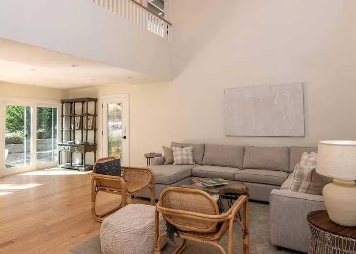Large Family Home With Carriage House